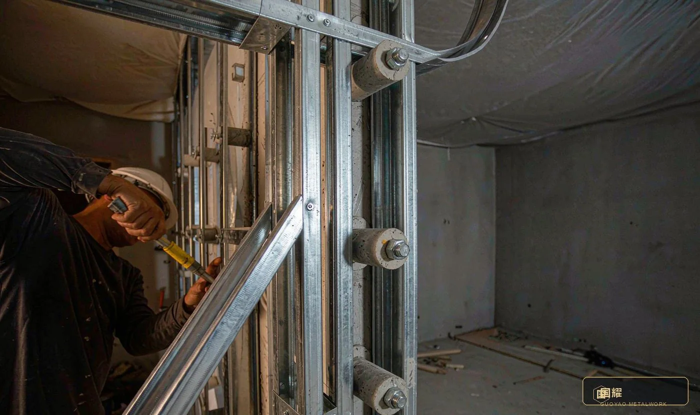 Framing: 40 × 40 square steel / aluminium profiles on chemical anchors, adjustable in three dimensions