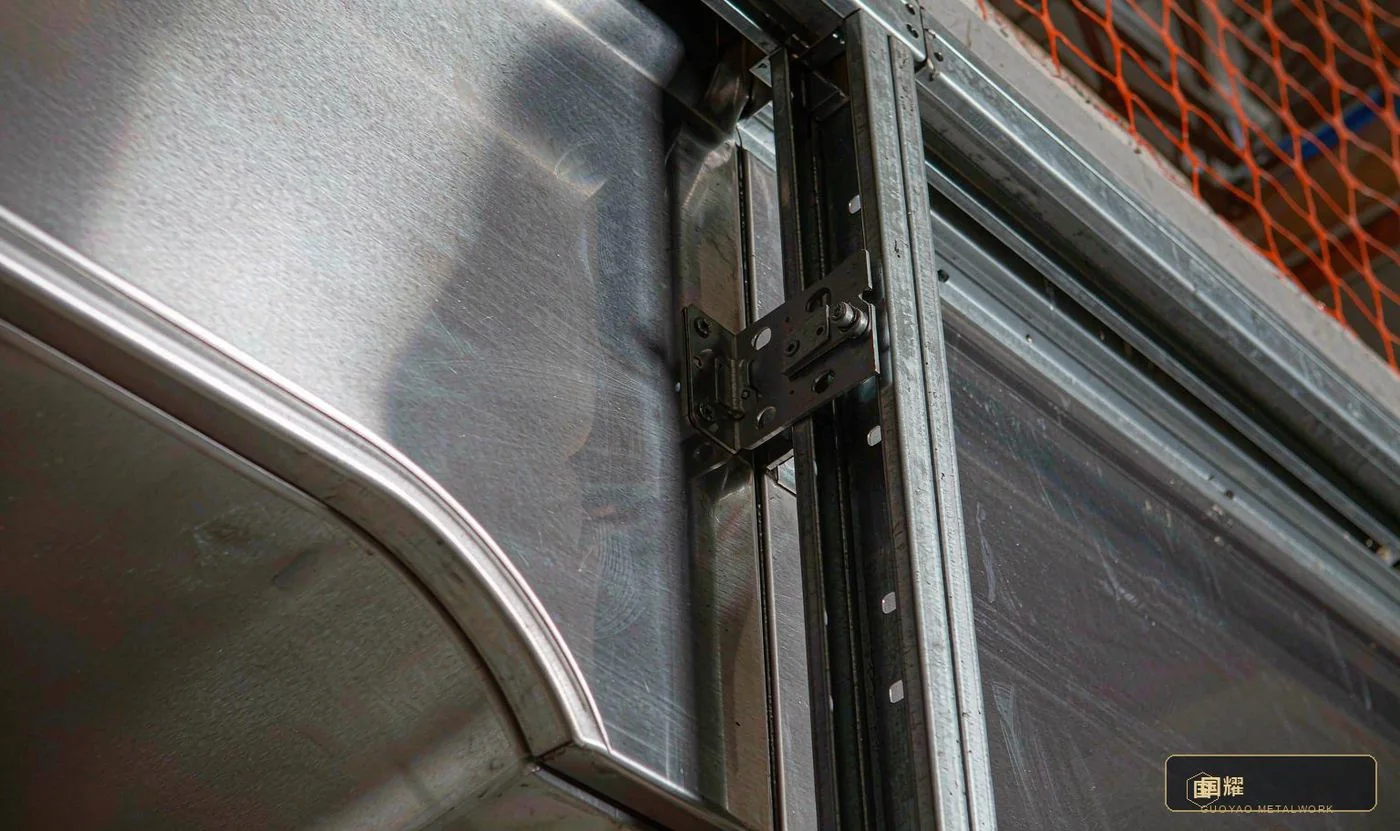 Back-bolt joint in the field: panels on aluminium brackets from vertical framing, 50–80 mm cavity, panel-by-panel removal