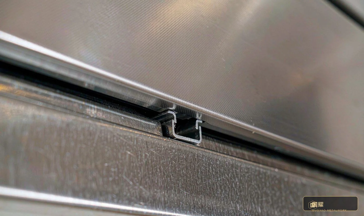 Snap-fit joint in the field: U-clips onto aluminium profile, 25–30 mm build-up, panels slide out one by one