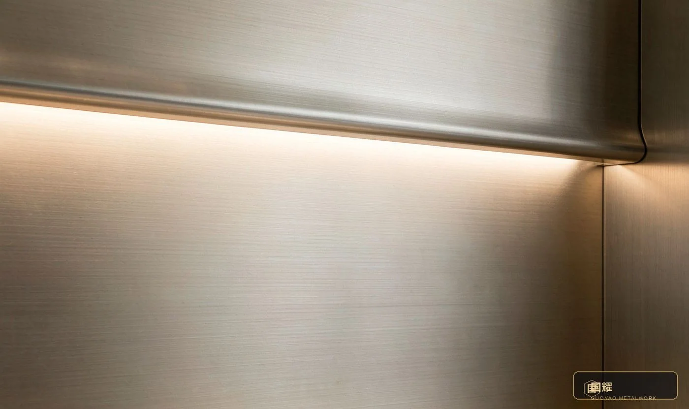 Concealed light cove in the field: 40 mm folded edge, 24V LED at 2700–3500K, light without visible fittings