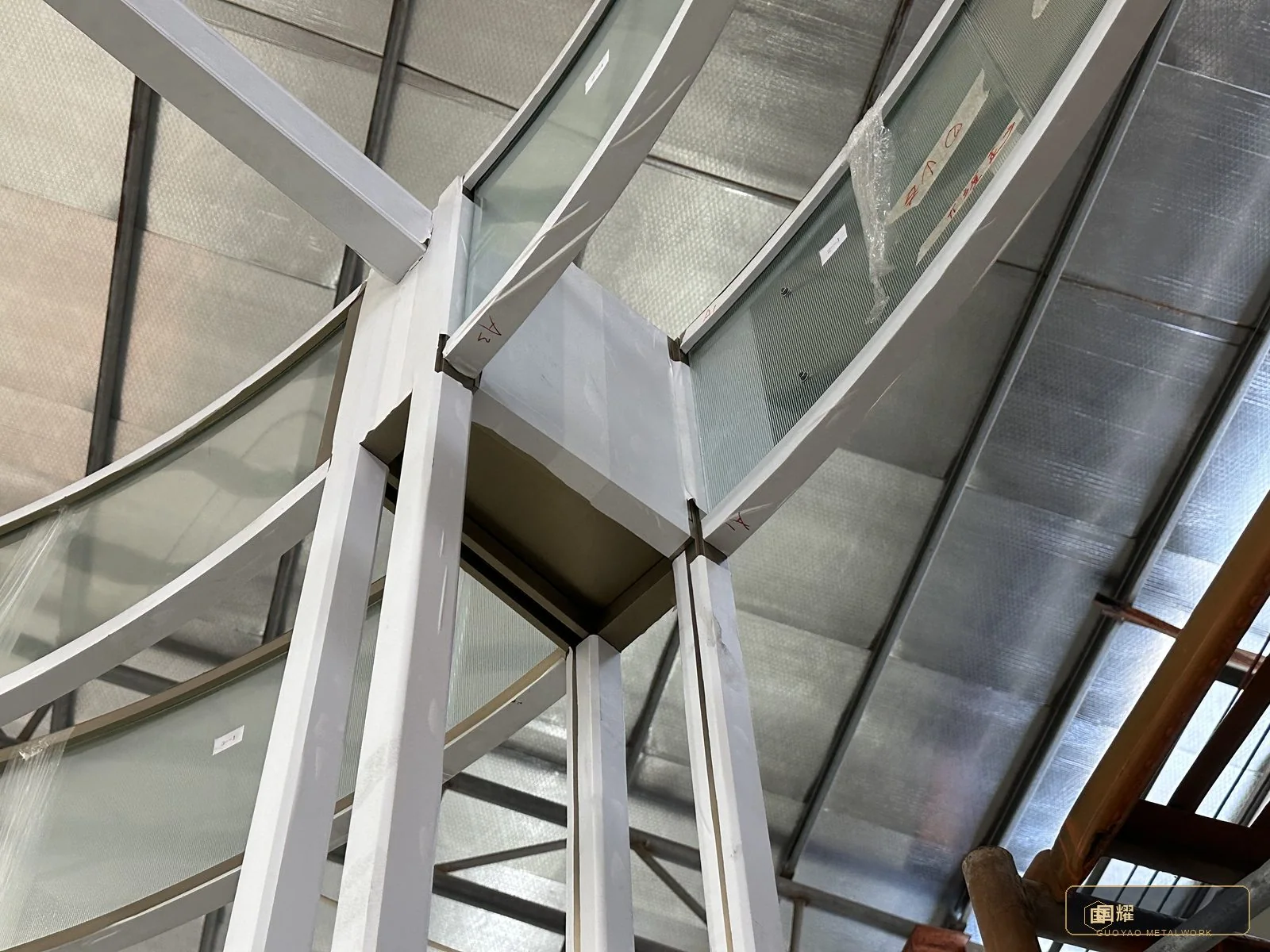 Bracket node between ring and column