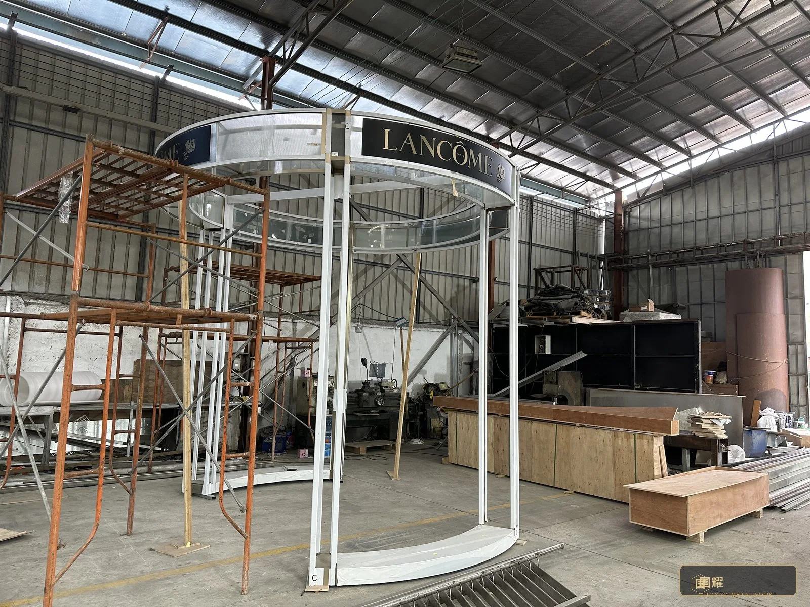 Pavilion frame with scaffold and hoisting points in the workshop