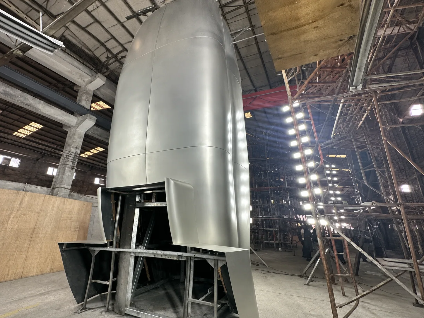 Shell corner meeting the internal frame