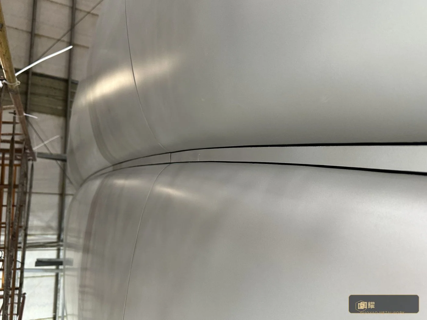 Horizontal joint line across two shell sections