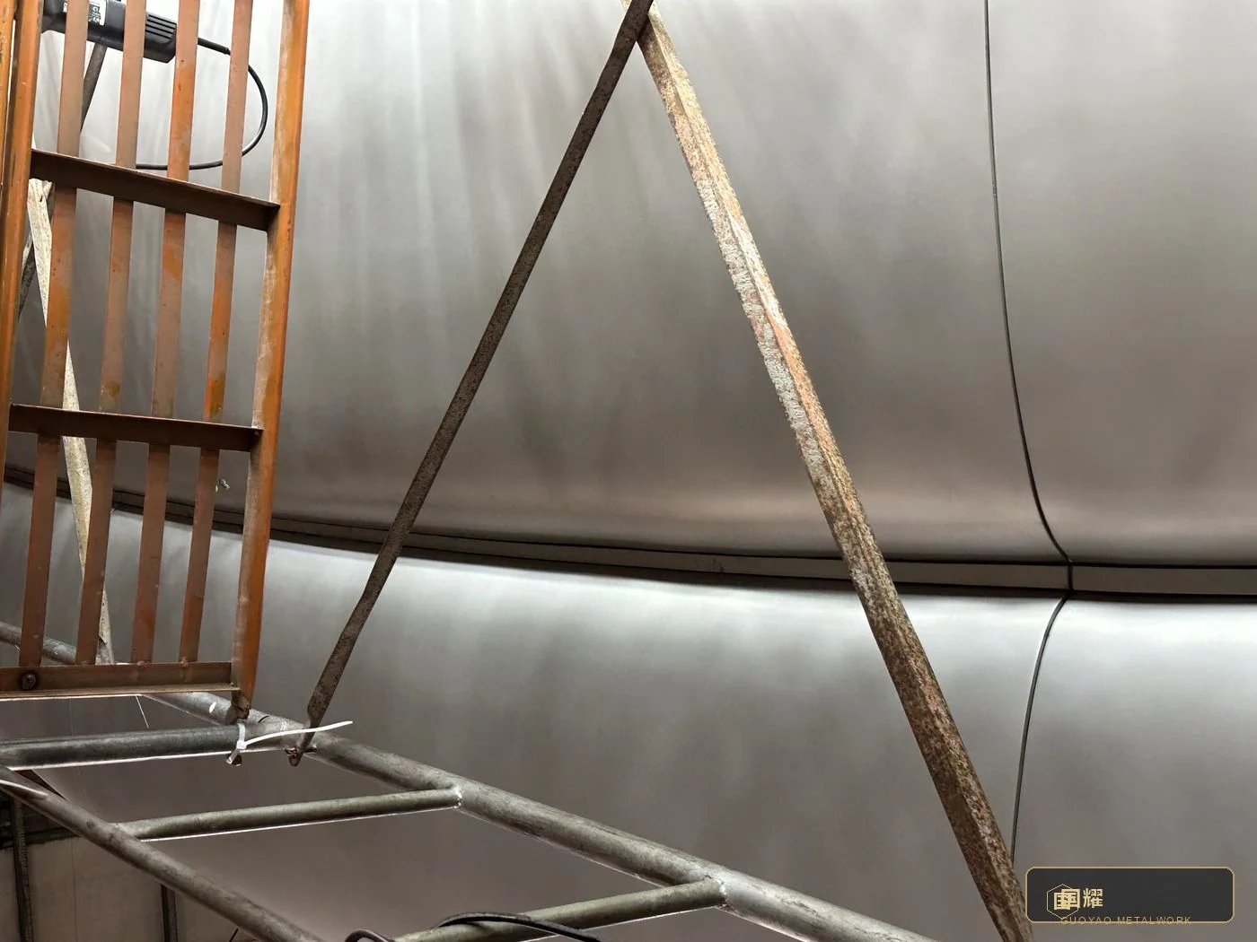 Surface and scaffold at the top of the column