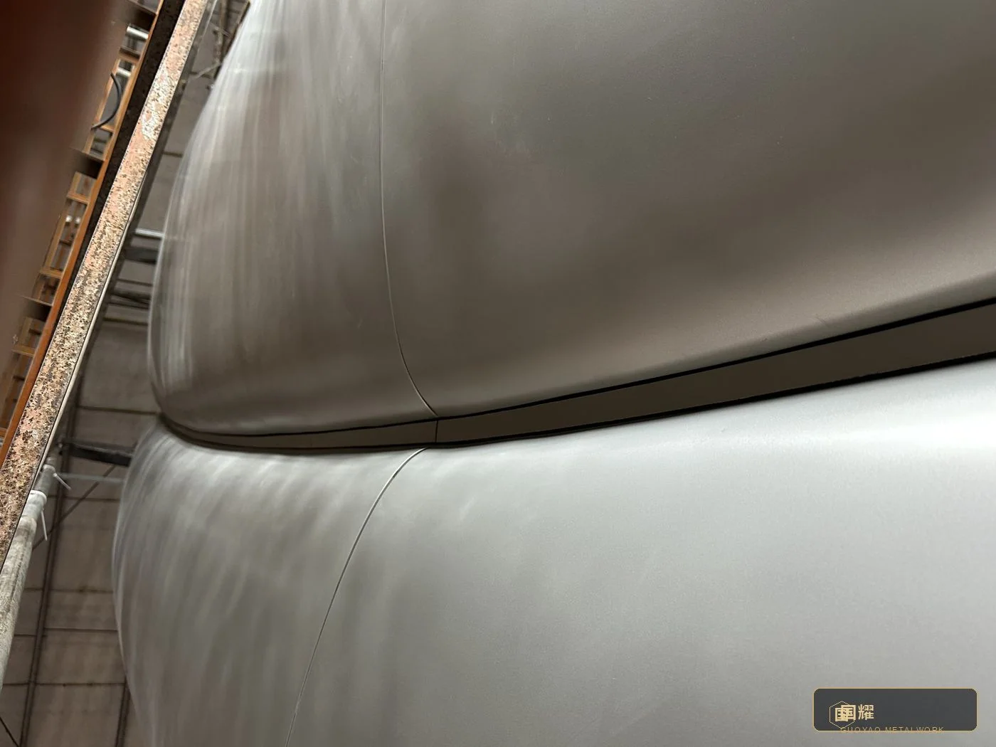 Vertical seam under bright inspection light