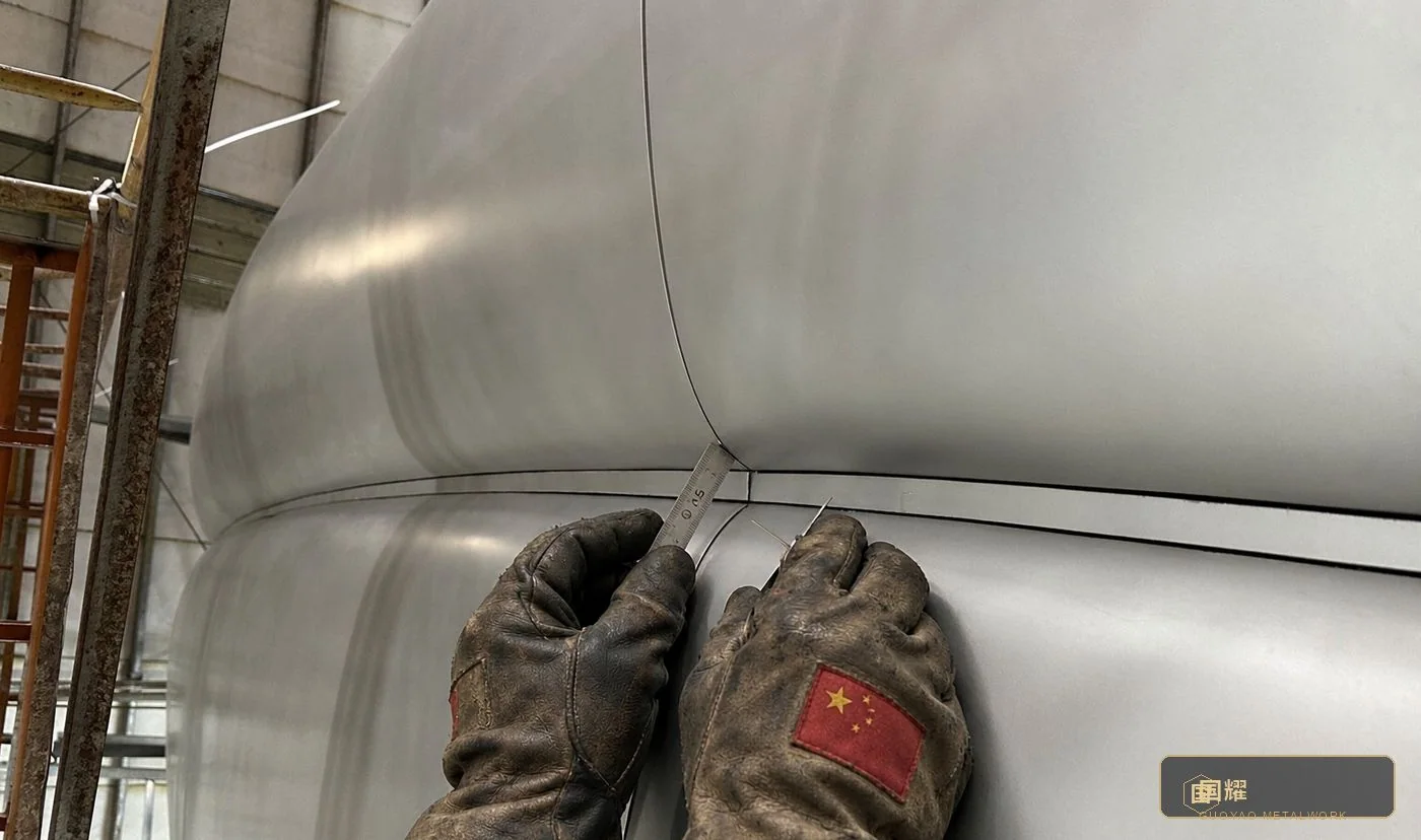 Aligning a vertical joint on site with feeler gauge and mallet