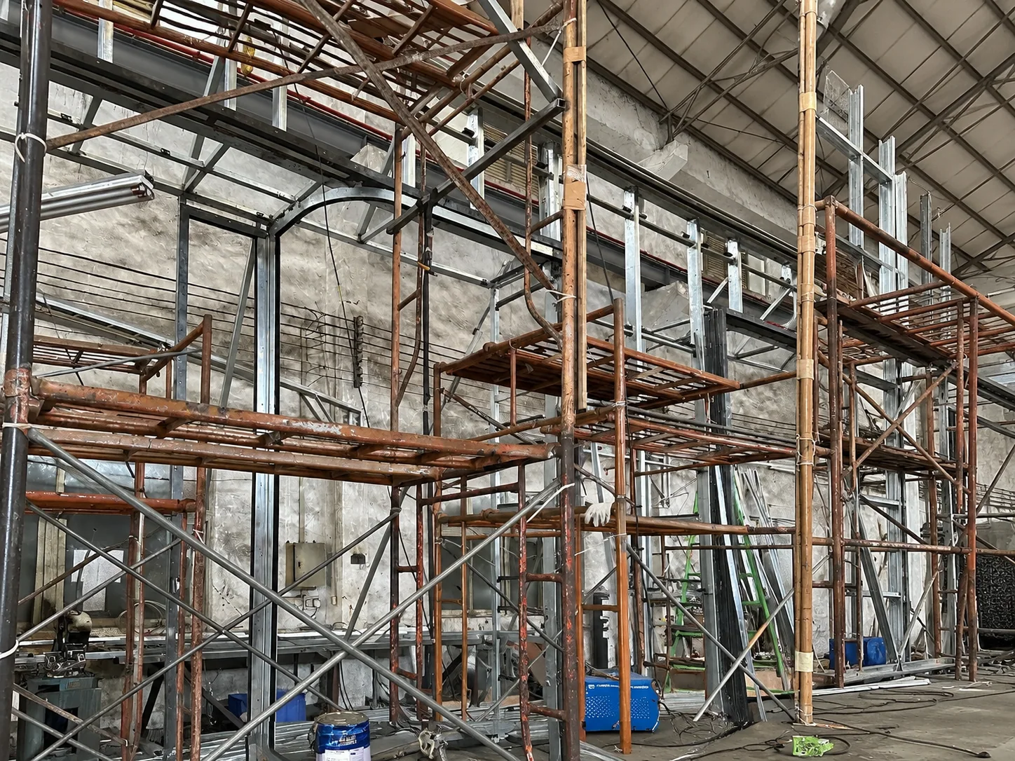 Head connections proven under true load paths at the rig — every fixing that the slab will carry, rehearsed in the workshop first.