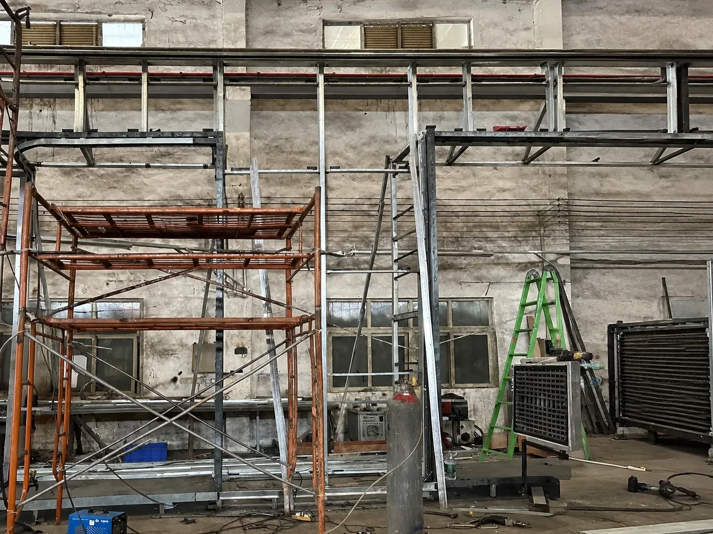 The scaffold mast and the hung assembly: installation height is not a detail, it is the working condition the whole method was designed for.