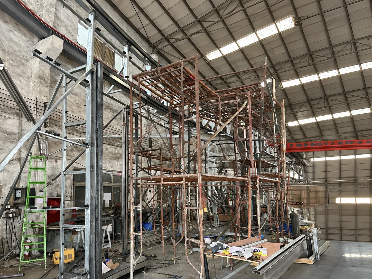 The rig in the fabrication hall, the rehearsal complete: what took days here will take hours on site.